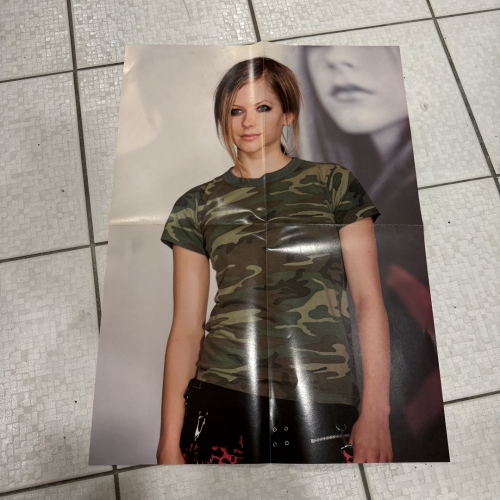 早期雜誌海報 小海報 雜誌附錄海報 寫真 艾薇兒 Avril Lavigne 絕版 收藏 珍藏 注意⚠️泛黃 折到 破損