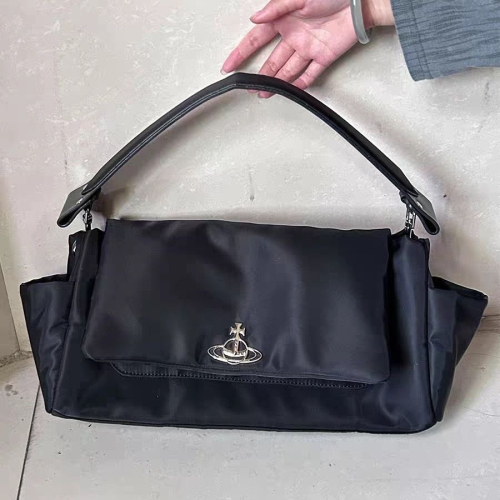 Vivienne Westwood 單肩包肩背包，通勤上班上學都好用，簡直俘獲我心啊！復古龐克，顏值在線，大容量腋下包，