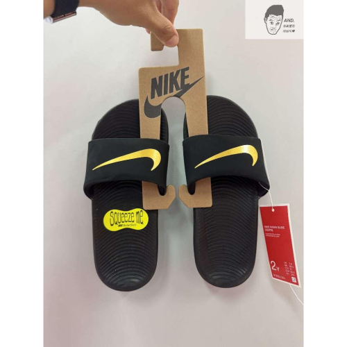 【AND.】NIKE KAWA SLIDE 黑金 運動 拖鞋 軟底 中童 819352-003